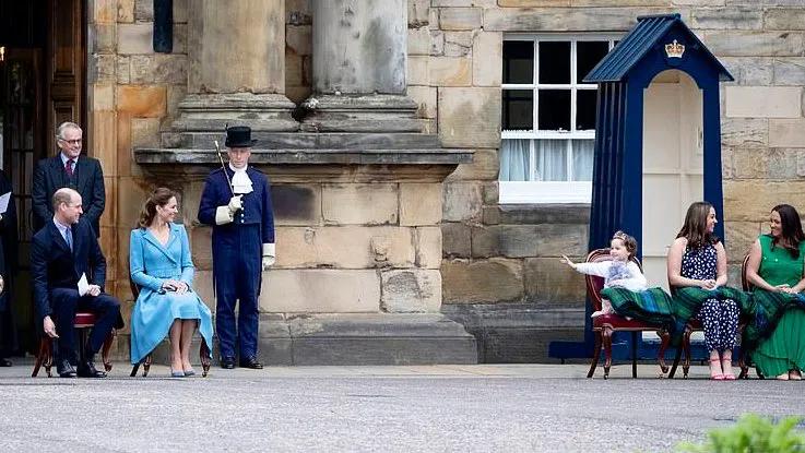 凯特用行动播撒爱，穿粉裙会见白血病女孩，曾经的承诺不曾忘记
