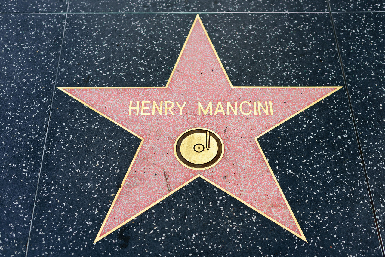 奥黛丽赫本歌曲月亮河歌词大意,奥黛丽赫本出场时的经典音乐