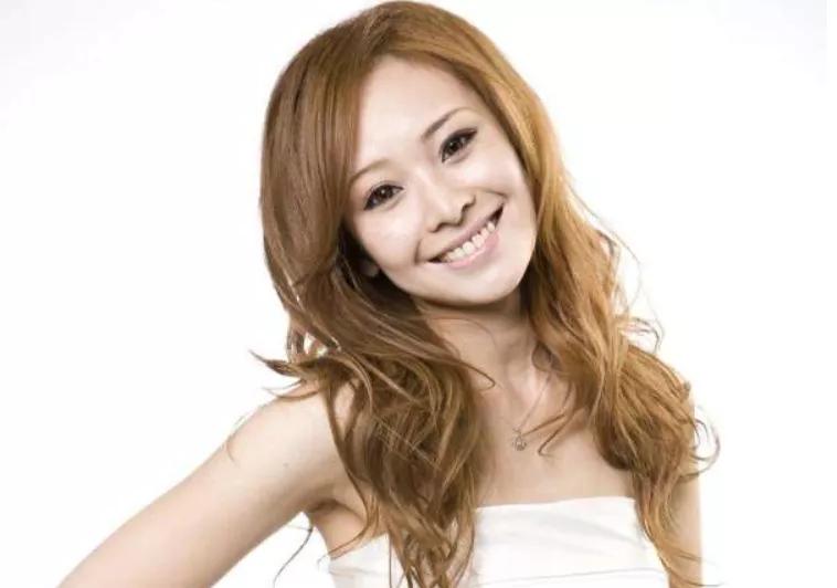 卖假包骗闺蜜！被虚荣心毁掉的女星丁小芹，从康熙女神沦为罪犯