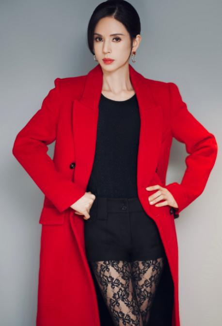 55岁李若彤身材宛如少女,54岁的李若彤身材曲线绝佳