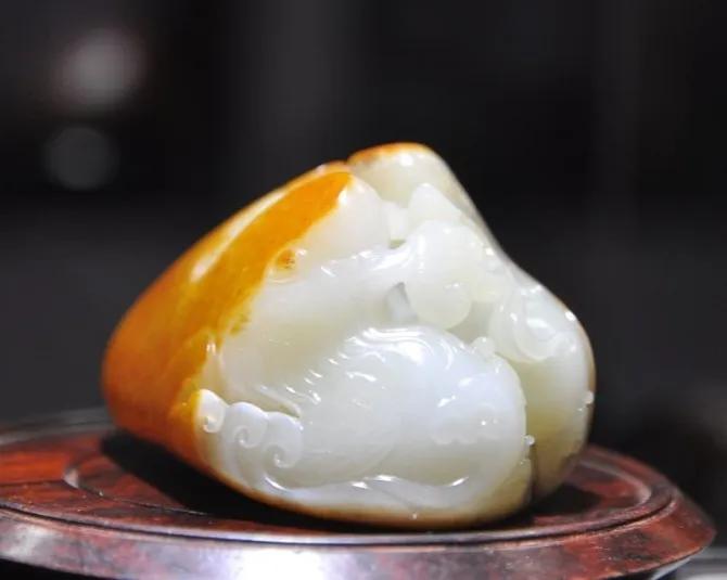 玩玉入门须知,羊脂玉鉴别用摩擦吸纸的方法