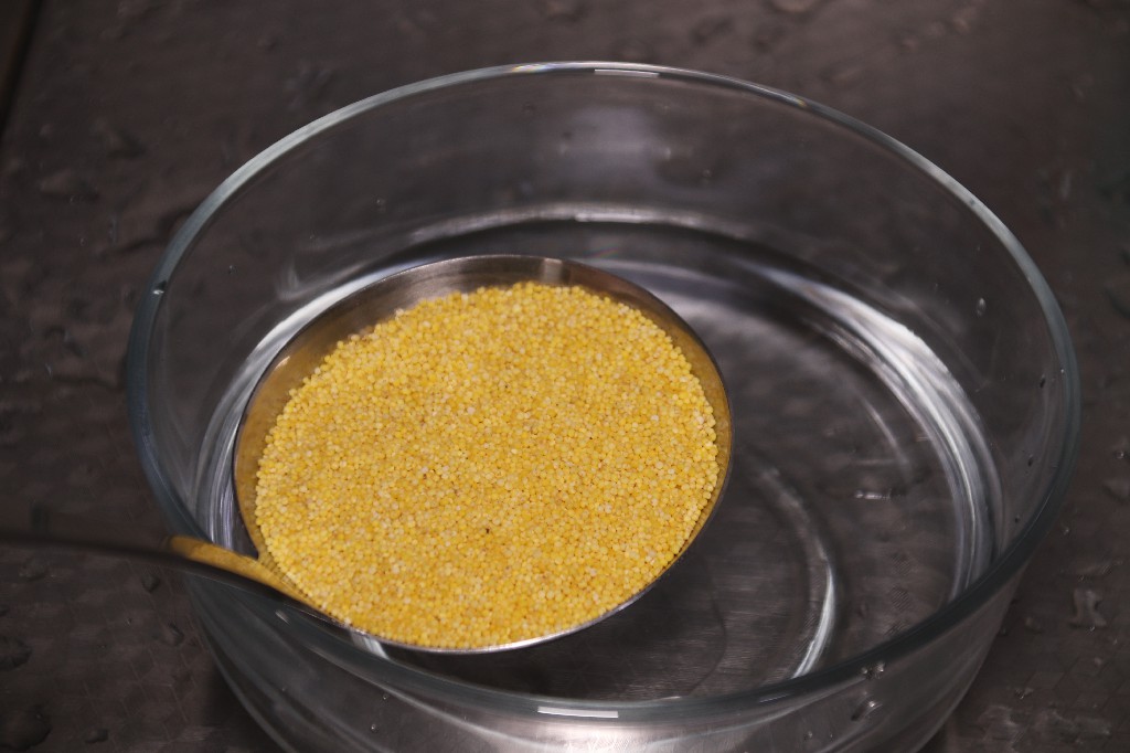 熬小米粥怎样不溢锅,熬小米粥别直接加水