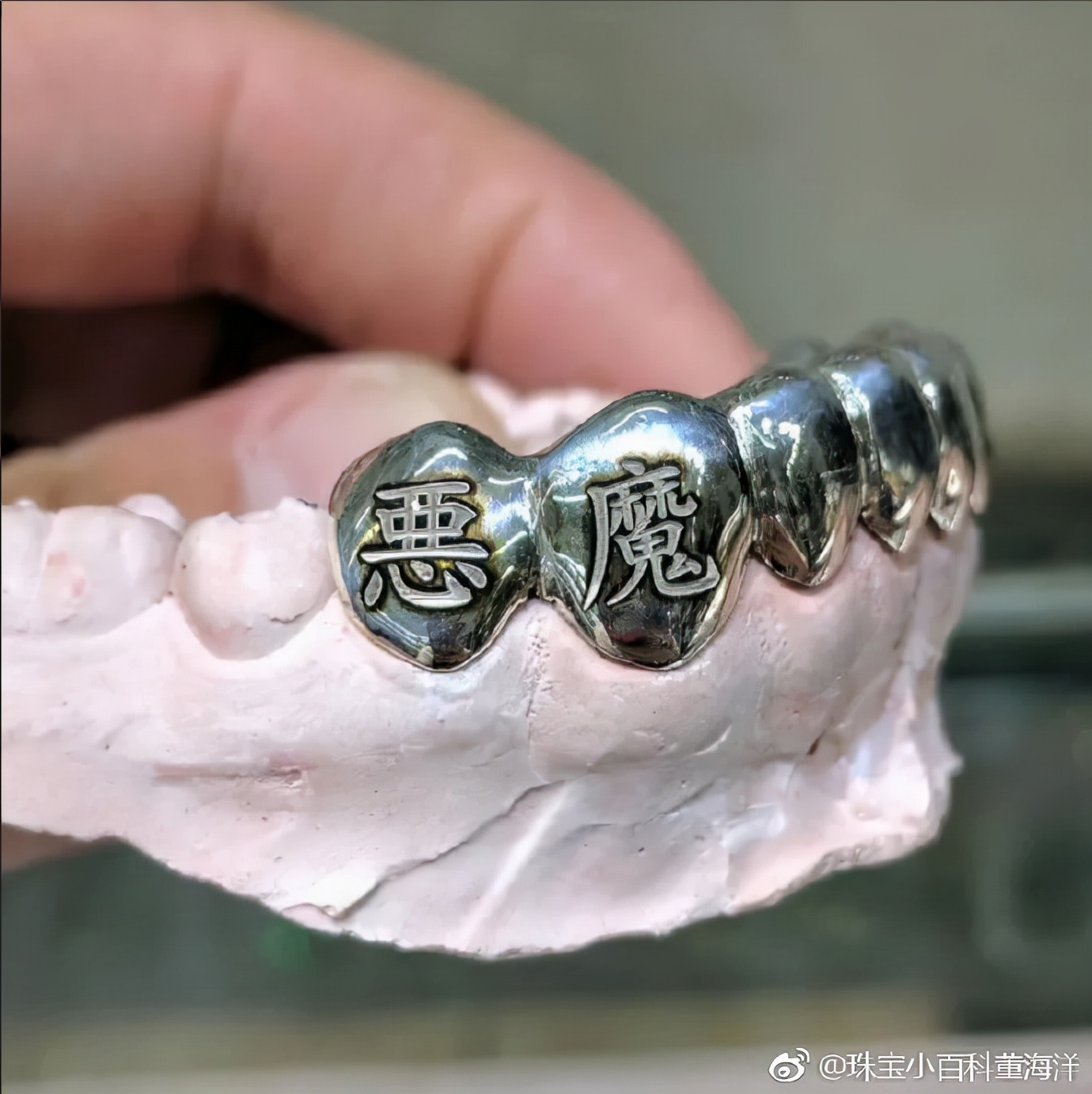 广东大妈开挂人生：靠金链称霸美国嘻哈圈，还被碧昂丝叫妈妈