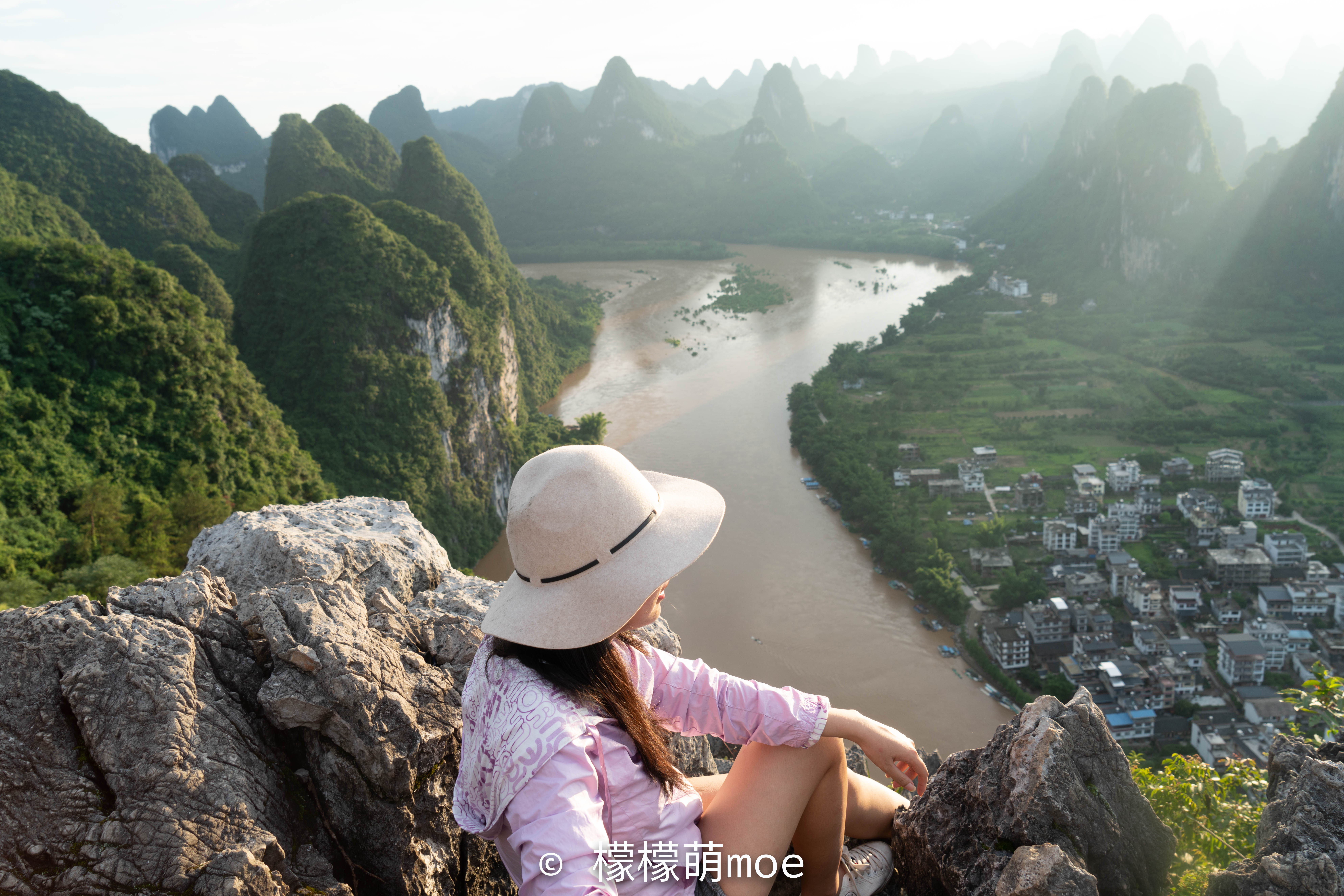 它不是桂林最好看的山，日本人却无偿修路，韩国人每日登山卖水