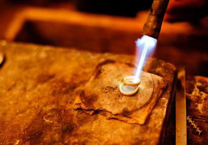 买黄金保值买精品的是不是很亏,如何买黄金方便又保值