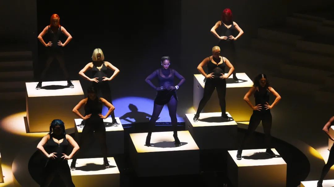 蕾哈娜同款文胸,维密大秀歌曲现场蕾哈娜