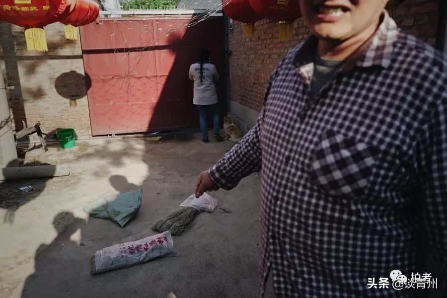 大衣哥朱之文买新车引围观,大衣哥朱之文被农民围观