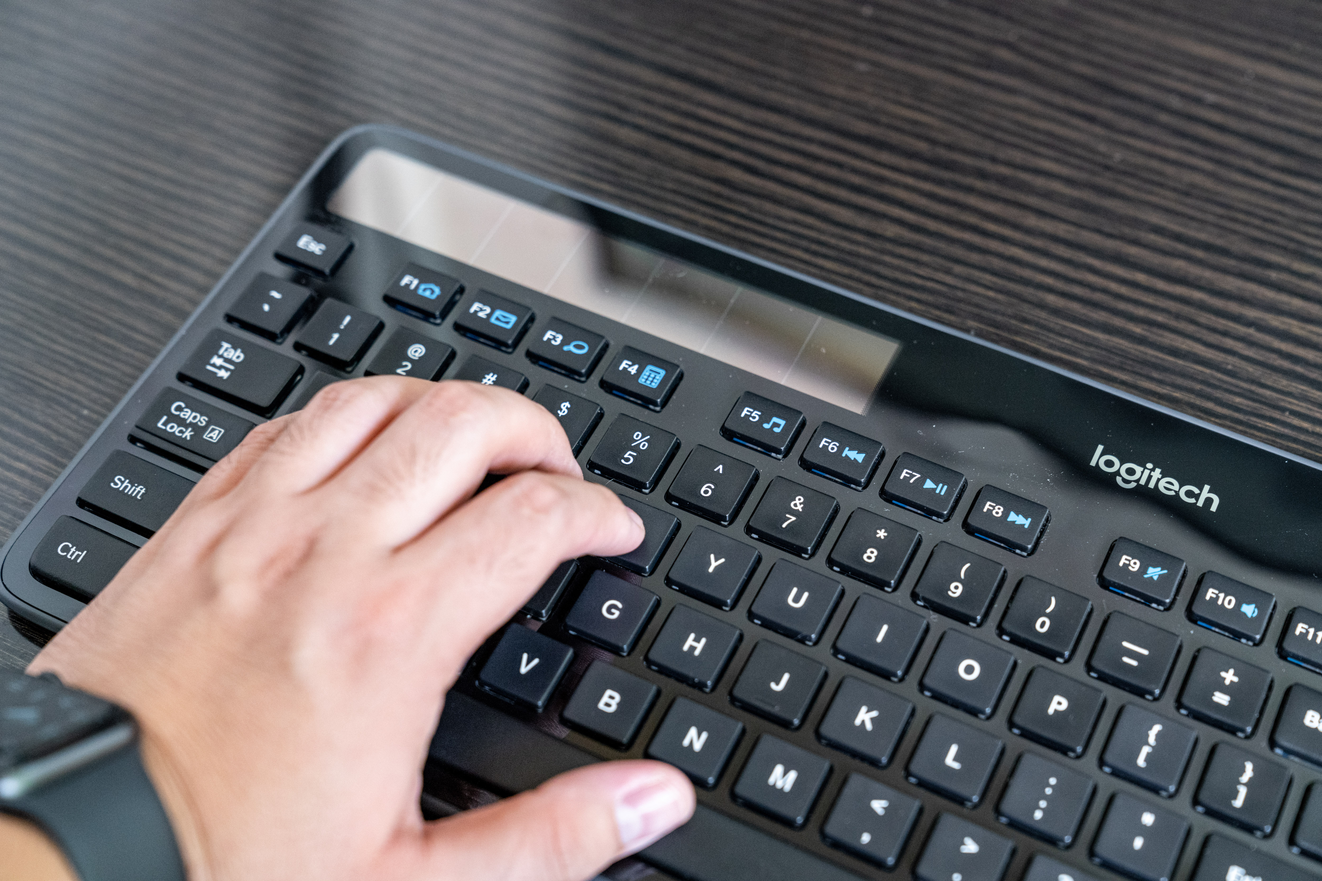 罗技键盘780和罗技k750,罗技k750无线键盘有电池的吗