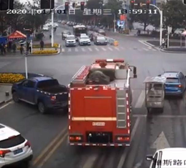 急救车45度让行技巧,救护车45度让路技巧