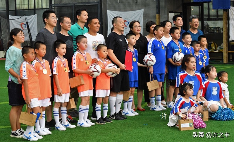 《首都抗疫医护人员亲子“同心公益”足球赛》