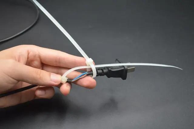 电线插头根部破损怎样修复,插头根部的电线不易折断妙招