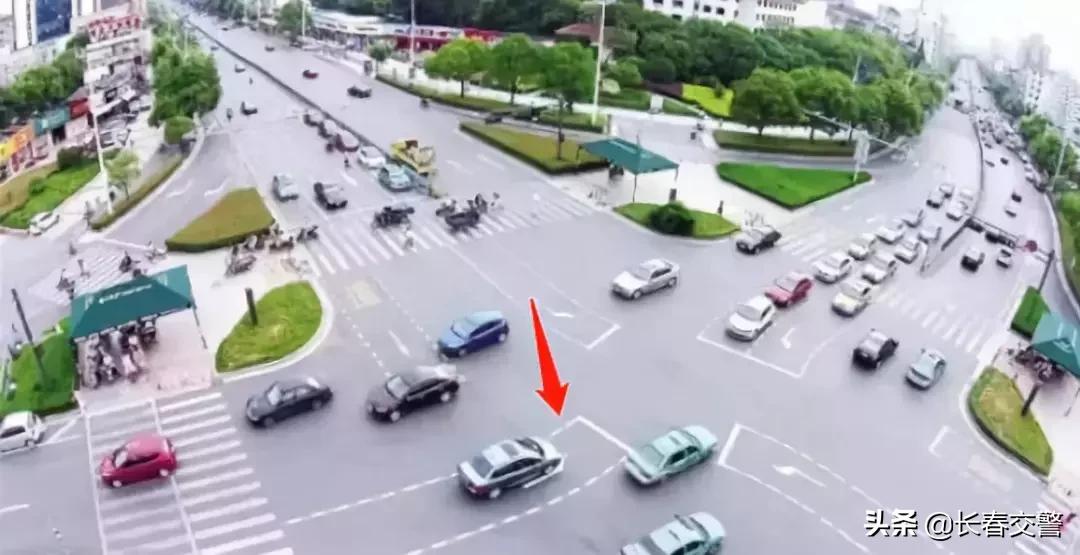 左转弯在待转区变红灯了还能走吗,左转弯待转区绿灯可以走吗