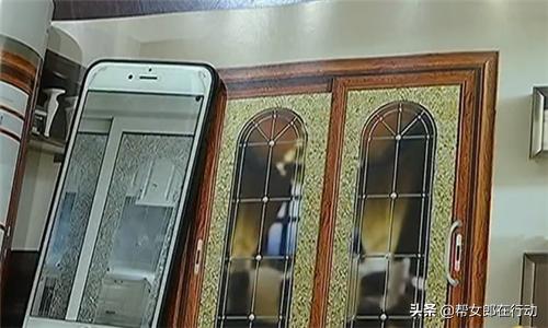 花1.5万元买4块门，货不对板还有裂缝