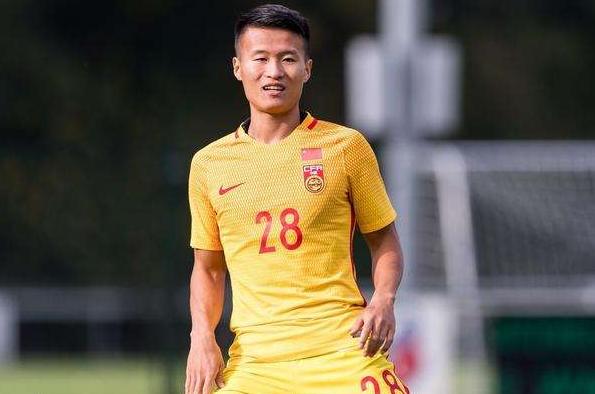 球坛又现流血事件！23岁足球新星顶球时被撞，血流满面当场送医