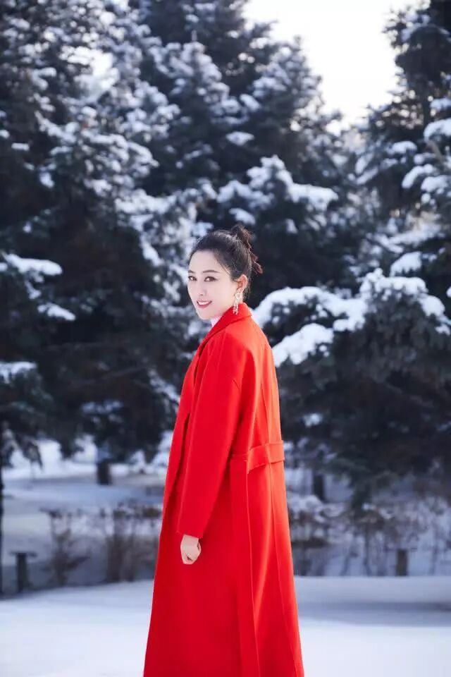 马苏穿黄色毛衣现身打扮超亮眼,马苏穿皮草