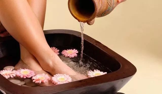 急性痛风发作关节肿是不是痛风石,痛风关节痛严重还是长痛风石严重