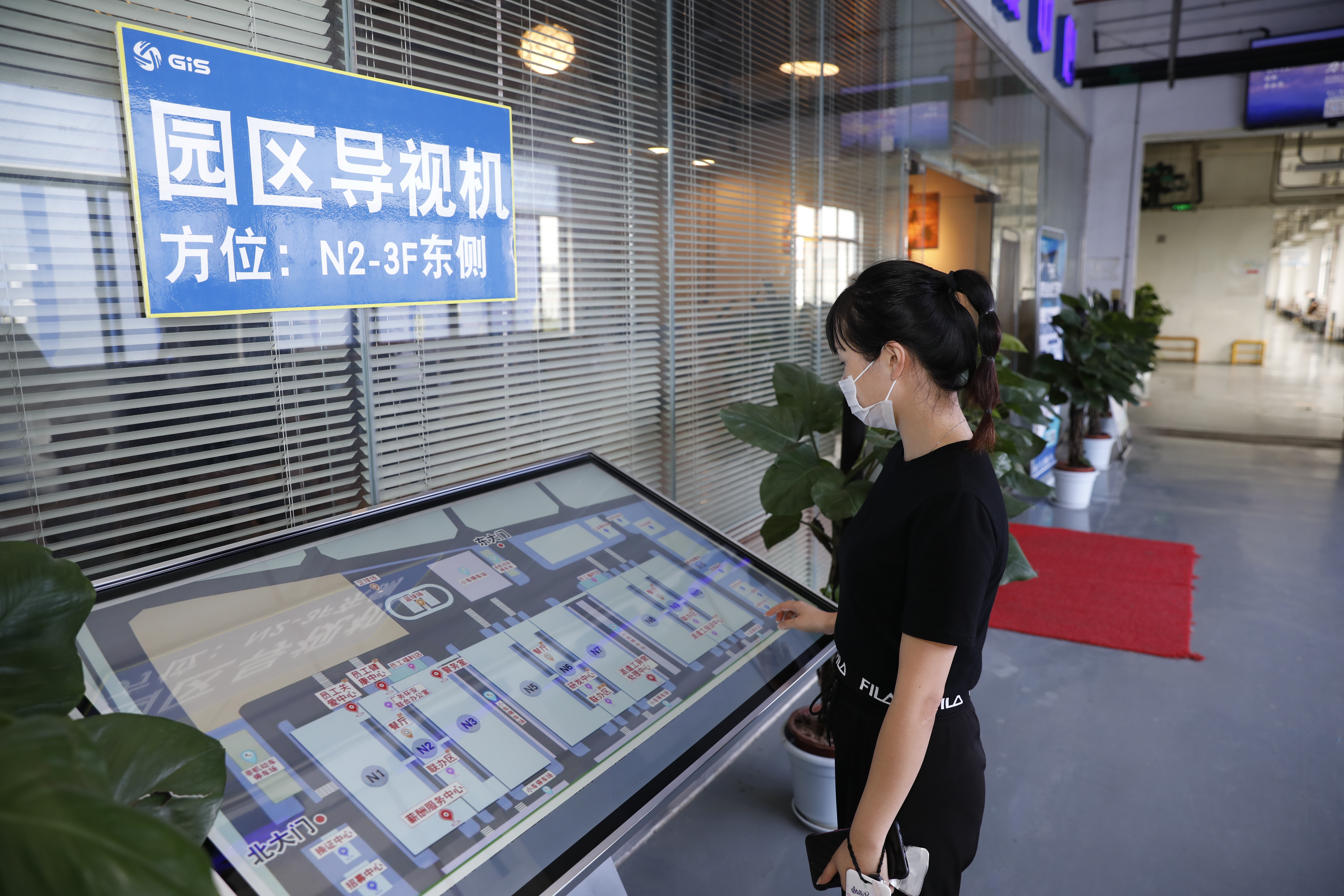 富士康10万人,富士康30万人上班场景