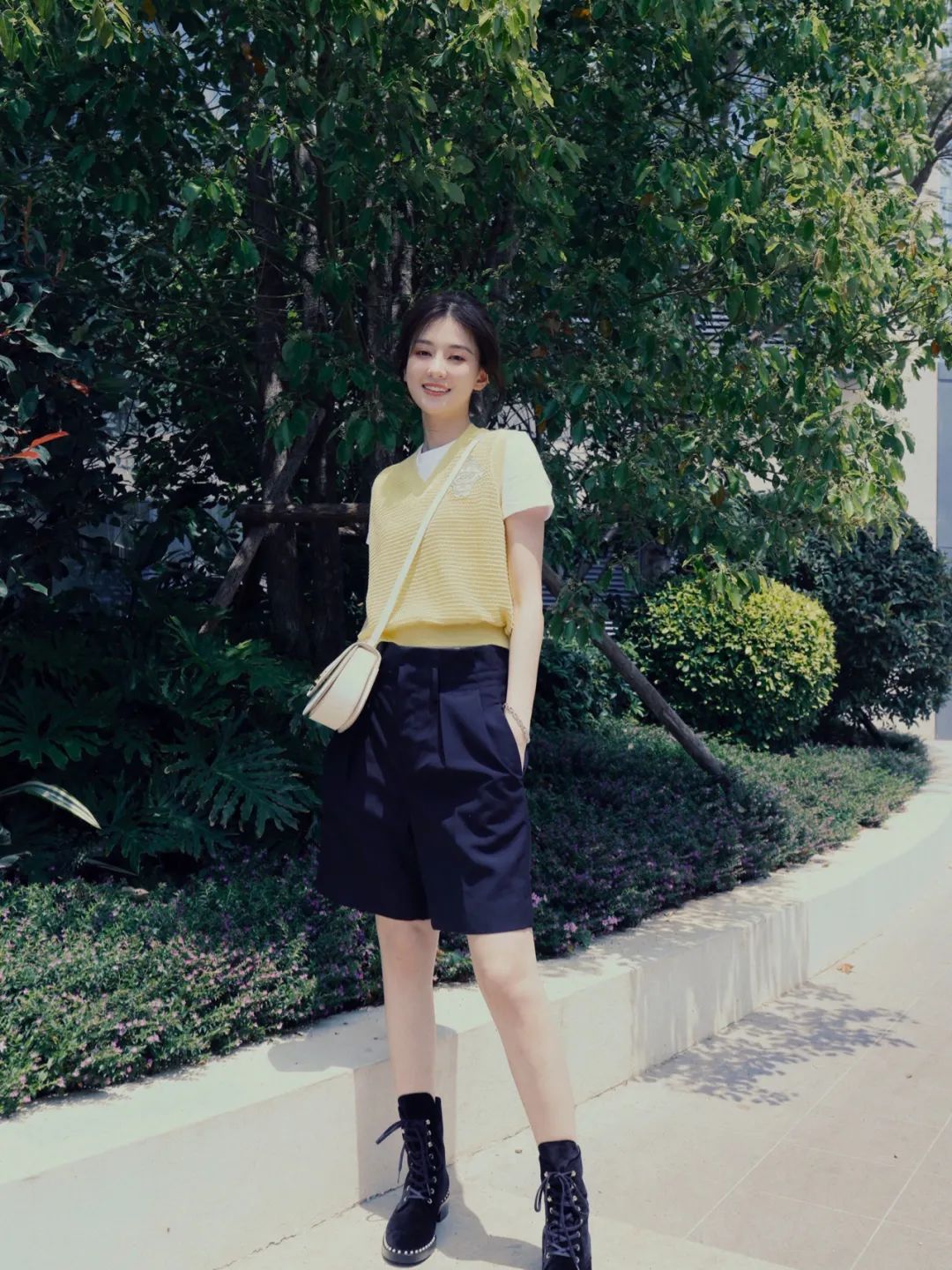 杨幂穿连体短裤时尚大片,杨幂现身粉色风衣配短裤