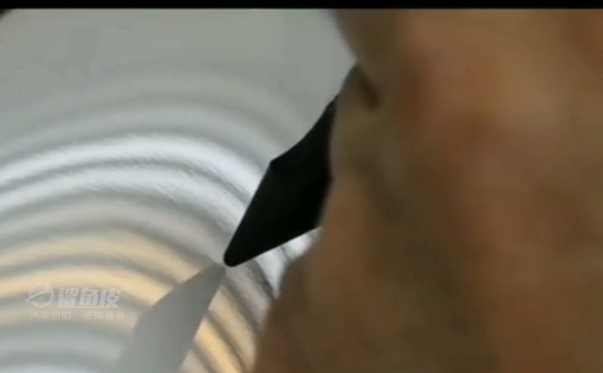 汽车a柱凹陷修复小窍门,运损车a柱有一个小坑