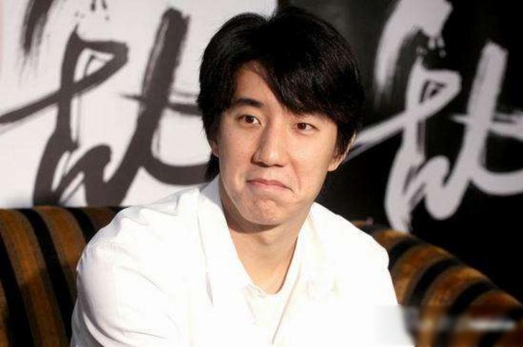 房祖名和同学说自己爸爸是成龙,房祖名在美国说爸爸是成龙