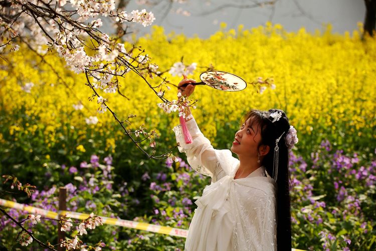 鑻遍泟褰掓潵妯辫姳鏈夌害,妯辫姳鐩涘紑鑻遍泟褰掓潵瀹屾暣瑙嗛