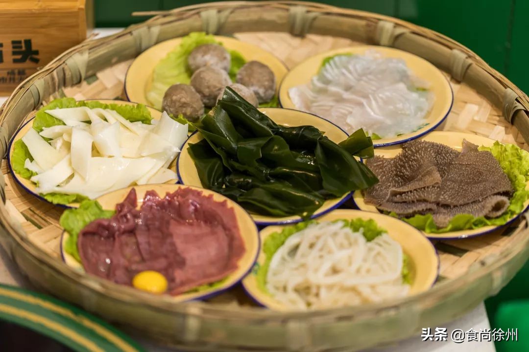 徐州闹市一角，还原了80年代的市井范儿！笸箩上菜，98元吃17样！