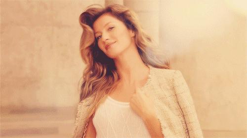 说好的一起自然素面朝天，你却偷偷的喷了香水……