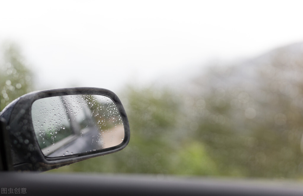 雨天前车窗起雾去除小妙招,雨天前挡风玻璃除雾正确方法