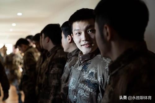 小胖樊振东军装采访,小胖樊振东军装敬礼照片