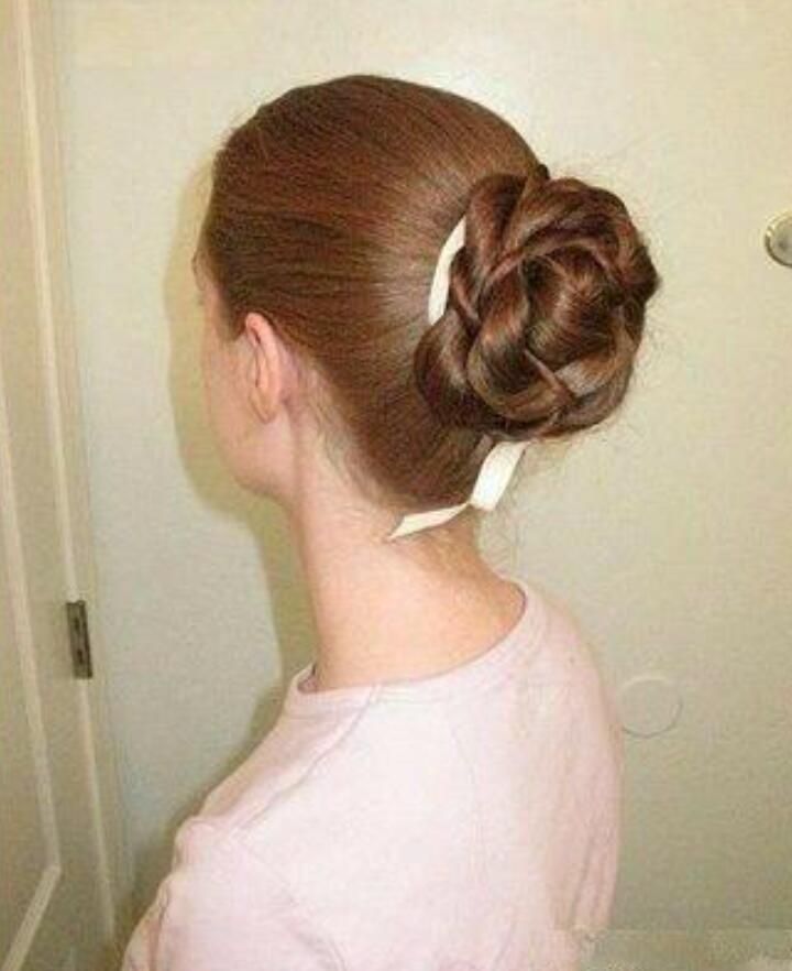 优雅公主盘发步骤图解,适合年轻人的盘发简单好看教程