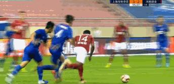 面对犯规这名裁判选择了转身背对事发地！中超何时才能公平竞赛