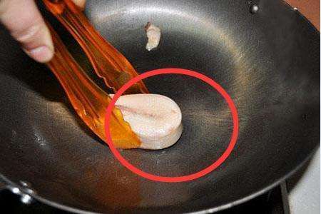 铁锅生锈炒菜有股铁锈味还能吃吗,去除铁锅生锈的正确方法