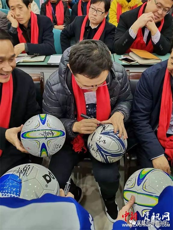 青岛市市长杯颁奖典礼,全市校园足球联赛圆满闭幕