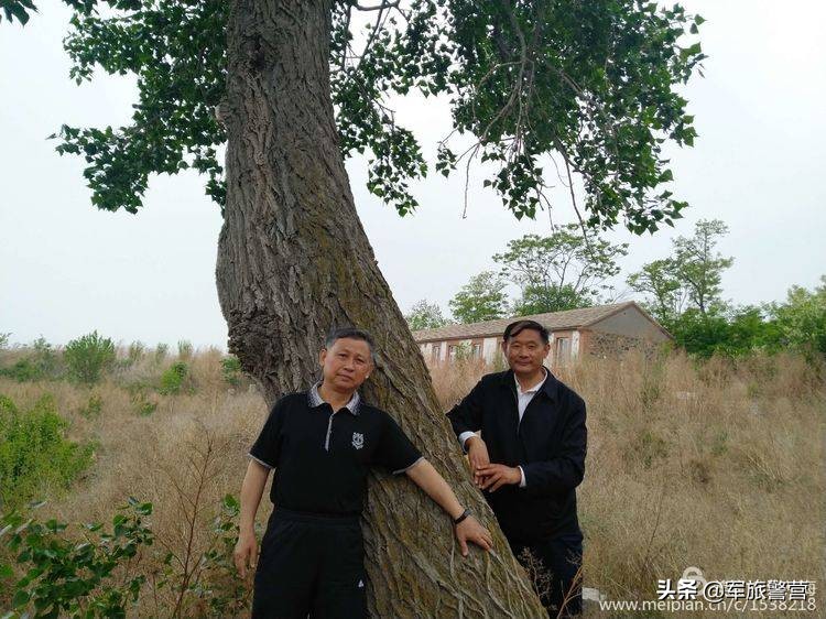 时隔多年老连长带老兵回归军营,三位老战友回忆当年军旅