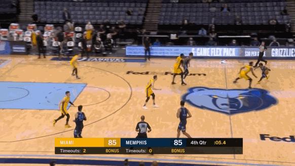 剩8秒战平没暂停且后场发球，主教练做一手势指挥球员完成绝杀