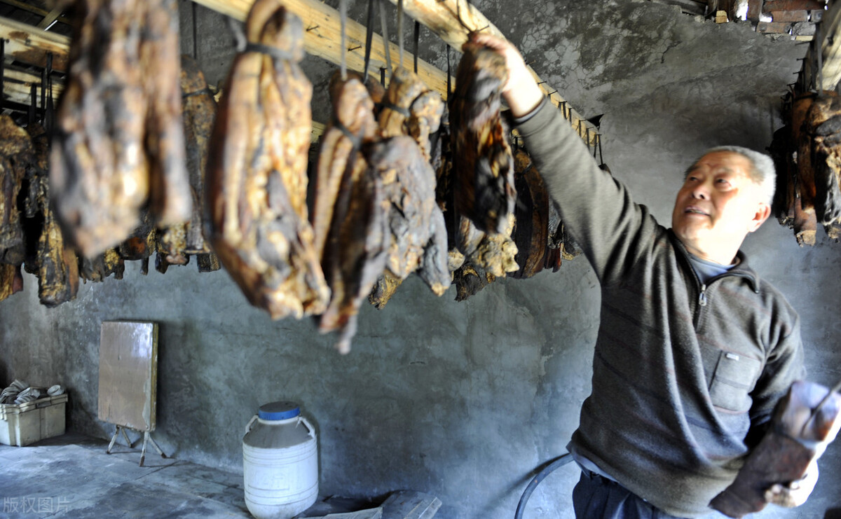 腊肉发霉了怎么处理然后继续保存,腊肉香肠发霉了可以洗洗煮了吃吗