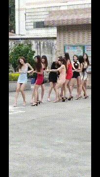 豪车旁边一辆自行车搞笑图,搞笑豪车旁边单车图