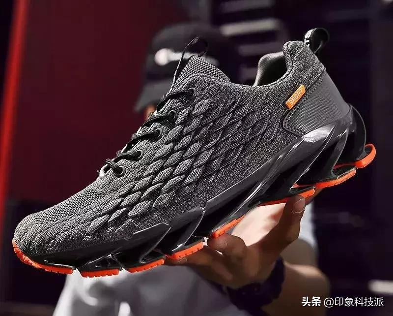 来自“刀锋战士”的灵感，把鞋底镂空，就像装了弹簧一样