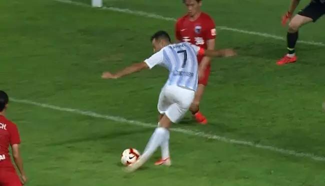 扎哈维凌空破门绝杀,扎哈维插花脚高清图片