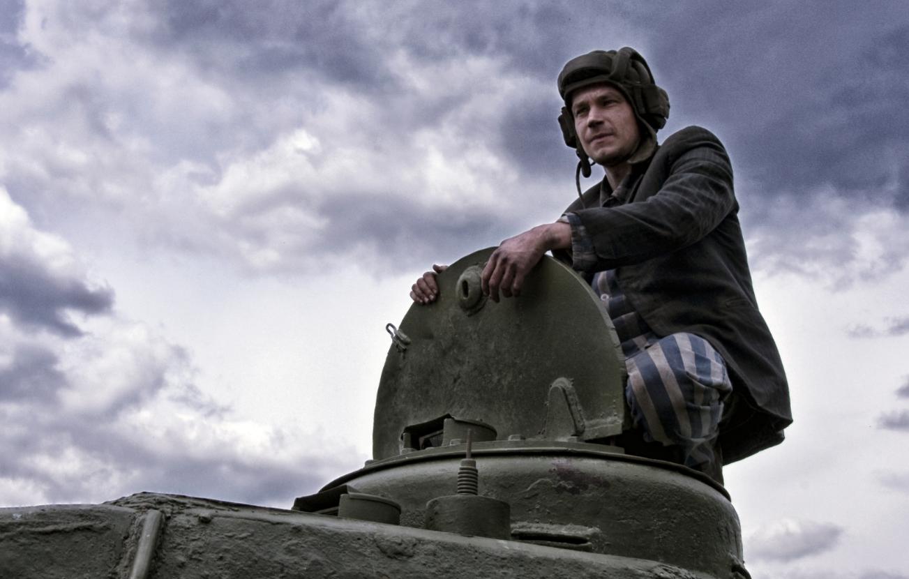 4个士兵干掉一个坦克连，这部“抗德神剧”够刺激