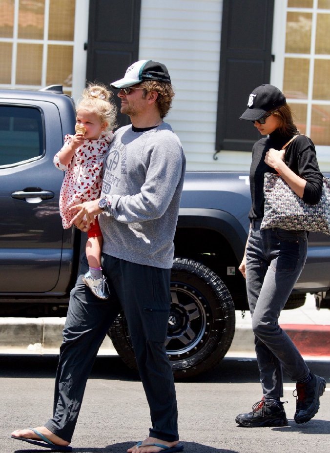 伊莲娜最新出街,伊莲娜带女儿出街