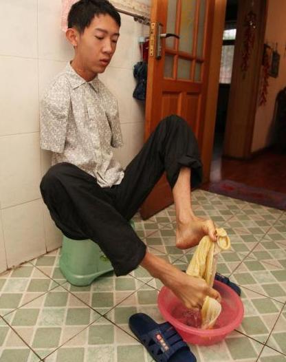 无臂少年彭超个人资料,无臂男孩彭超现状