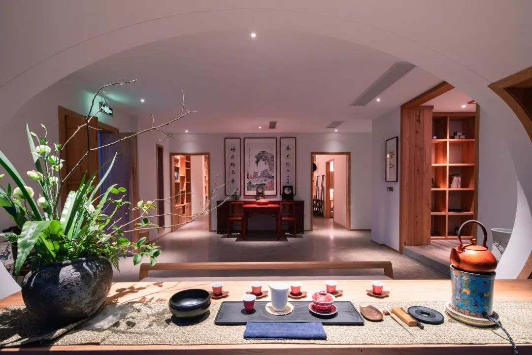 秋日河畔画中小镇，隐于茶园流水，山水间三店新开旅居吃茶慢生活