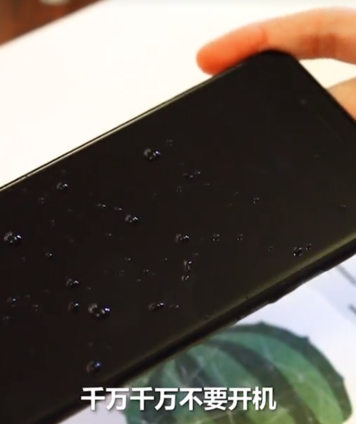 生活小妙招：手机掉进水里，这样做迅速除湿，保证手机完好无损！