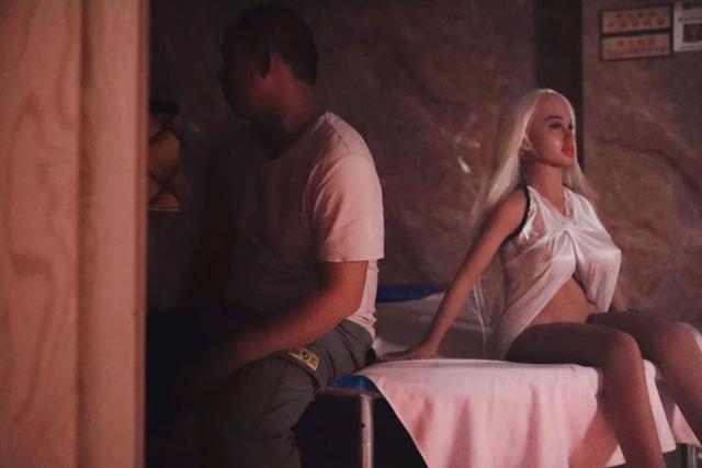 中国第一个硅胶娃娃体验馆，开在工厂区