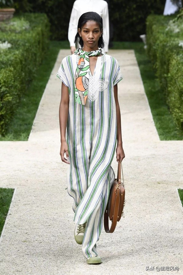 丝巾的正确佩戴方式,丝巾的正确佩戴方法