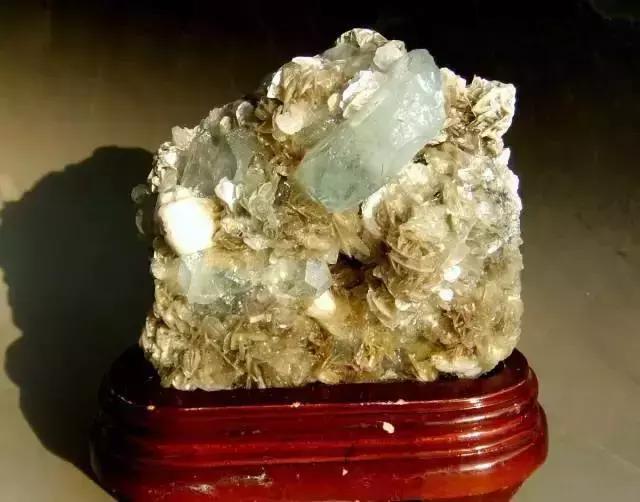 捡到这样的石头千万别扔桌子,遇到这样的石头赶紧捡