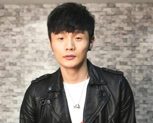 李荣浩减肥又出新高度，小眼睛瘦了还是没变大，大方给出瘦身方法