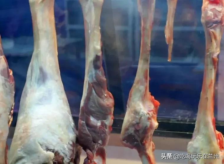 南关夜市这家烤肉，老板12岁出门打拼，烤肉就做了20多年