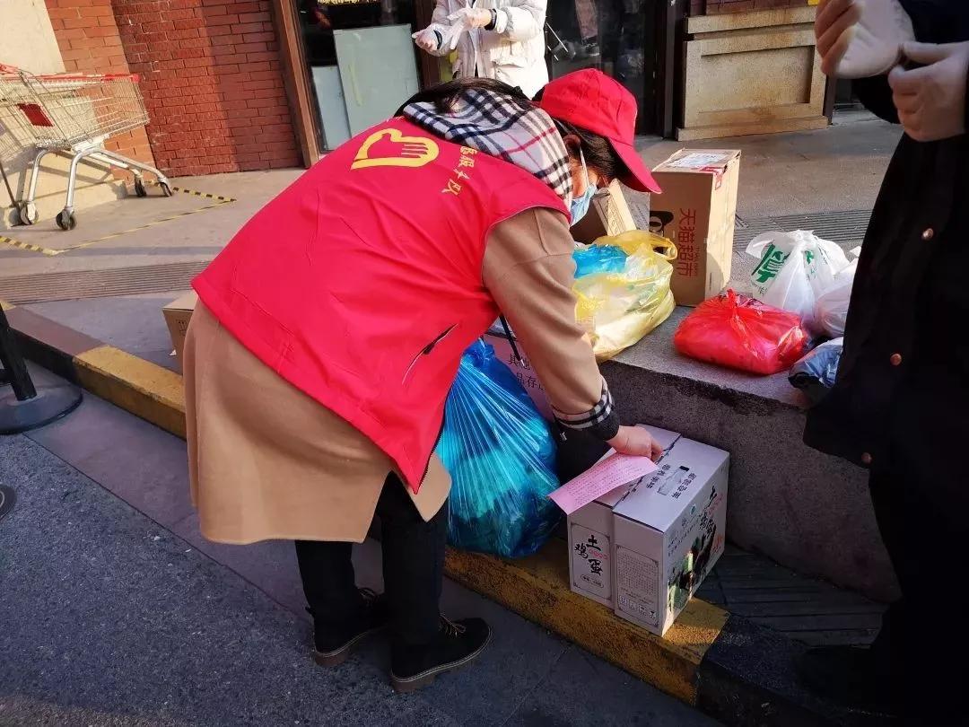 疫情当前，她们变身送菜队、厨娘、代购员、无人机女飞手……